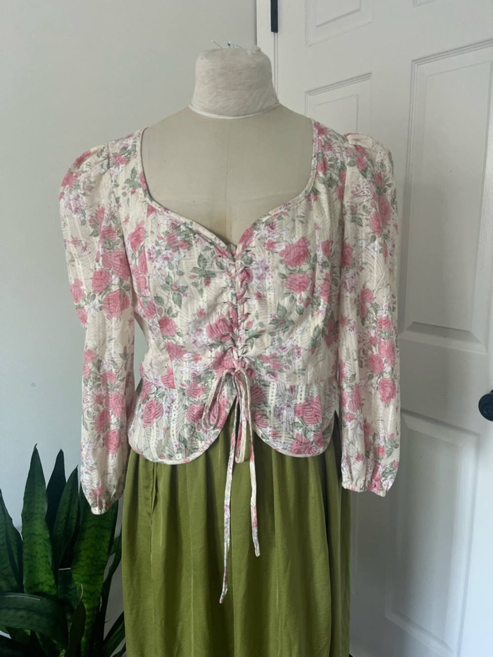 Kourt Floral Pink Tie-Front Puff Sleeve Women's Top